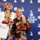Ca7riel, izquierda, y Paco Amoroso posan en la sala de prensa con los premios al mejor video musical de formato largo y corto, mejor canción pop, mejor video musical alternativo y mejor canción alternativa durante los Latin Grammy 2025 el jueves 13 de noviembre de 2025 en el MGM Grand de Las Vegas. (Foto AP/John Locher)
