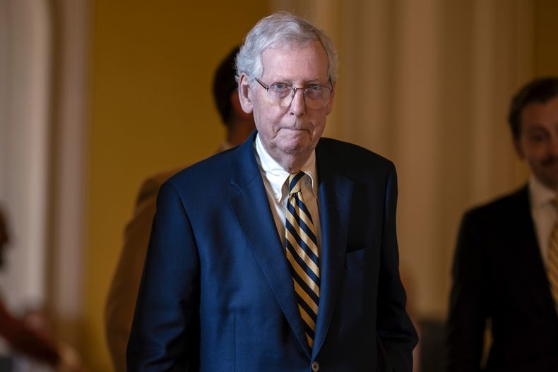 El líder de la minoría en el Senado, el republicano Mitch McConnell, se dirige al recinto después de que un grupo de senadores de ambos partidos dieron a conocer una iniciativa muy esperada que conjunta cambios en la seguridad fronteriza con ayuda para Ucrania e Israel, el lunes 5 de febrero de 2024, en Washington. (AP Foto/J. Scott Applewhite)
