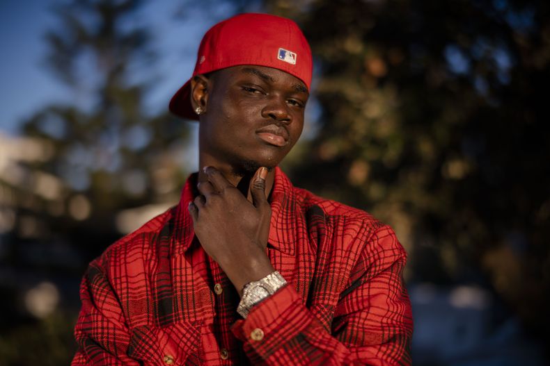 El actor senegalés Moustapha Fall posa para promover la película Io Capitano (Yo captán) en Fregene, cerca de Roma, el sábado 3 de febrero de 2024. Fall actúa el filme de Matteo Garrone nominado en la 96a entrega de los Premios de la Academia en la categoría de largometraje internacional. La película está inspirada en la travesía de Mamadou Kouassi, un migrante que hizo el viaje desde su natal Costa de Marfil a Italia y ahora dedica su vida a trabajar con inmigrantes en Castel Volturno, en el sur de Italia. (Foto AP/Domenico Stinellis)
