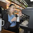 ARCHIVO - Samantha Grimison prepara una taza de café en el Blind Tiger Cafe, el 10 de enero de 2024, en Tampa, Florida. (AP Foto/Chris OMeara, Archivo)