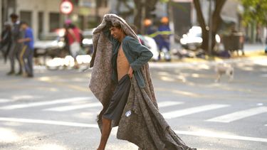 ARCHIVO - Un hombre sin hogar cruza una calle en una zona ocupada por consumidores de drogas conocida como Cracolandia, en el centro de Sao Paulo, Brasil, el 11 de mayo de 2023. - La decadencia de la zona céntrica de la ciudad brasileña de Sao Paulo se ha acelerado en el último año. Los consumidores de crack parecen estar por todas partes, y atemorizan a comerciantes y vecinos de la ciudad. (AP Foto/Andre Penner, Archivo)