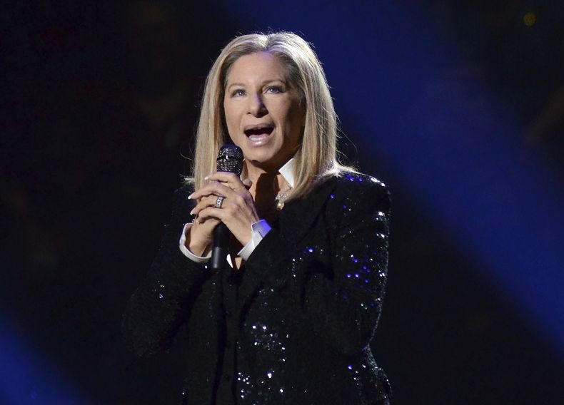 ARCHIVO - La cantante Barbra Streisand se presenta en Nueva York el 11 de octubre de 2012. (Foto Evan Agostini/Invision/AP, File)