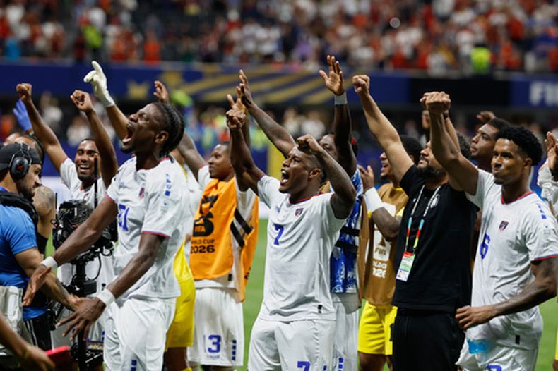 Jugadores de Cabo Verde celebran su empate ante España en el partido por el Grupo H del Mundial, el lunes 15 de junio de 2026, en Atlanta. (AP Foto/Erik S. Lesser)