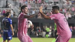 El argentino Rodrigo de Paul festeja su gol con su compañero del Inter Miami, el uruguayo Luis Suárez, en un partido de la Leagues Cup ante Pumas de México, el miércoles 6 de agosto de 2025 (AP Foto/Lynne Sladky)