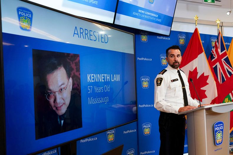 ARCHIVO - El inspector de la policía regional de York, Simon James, habla en conferencia de prensa en Mississauga, Ontario, el martes 29 de agosto de 2023, mientras se muestra en pantalla la imagen de Kenneth Law, un canadiense acusado de vender sustancias letales por internet a personas con riesgo de autolesionarse. (Arlyn McAdorey/The Canadian Press vía AP, archivo)
