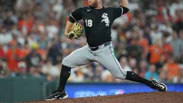 El relevista de los Medias Blancas de Chicago Anthony Kay lanza en la quinta entrada del juego 2 de la serie de comodín de la Liga Americana ante los Astros de Houston el miércoles 30 de septiembre del 2026. (AP Foto/Karen Warren)