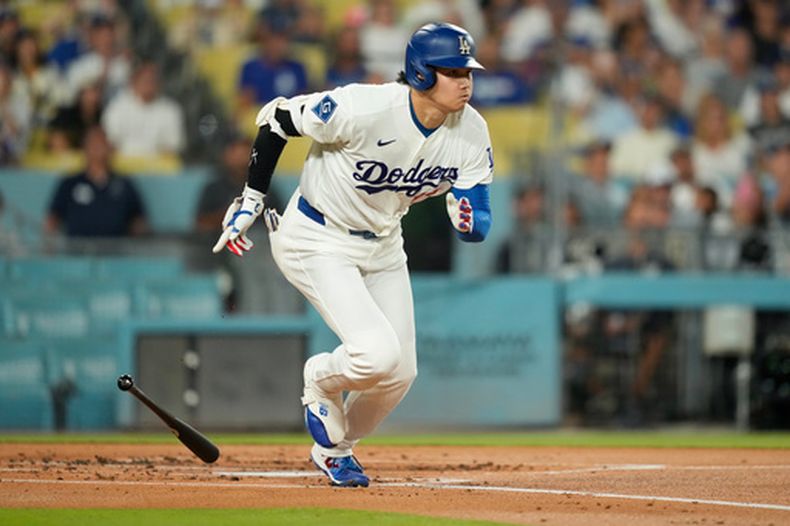 Shohei Ohtani de los Dodgers de Los Ángeles corre primera tras batear un sencillo en la primera entrada ante los Padres de San Diego el miércoles 23 de septiembre del 2026. (AP Foto/Mark J. Terrill)