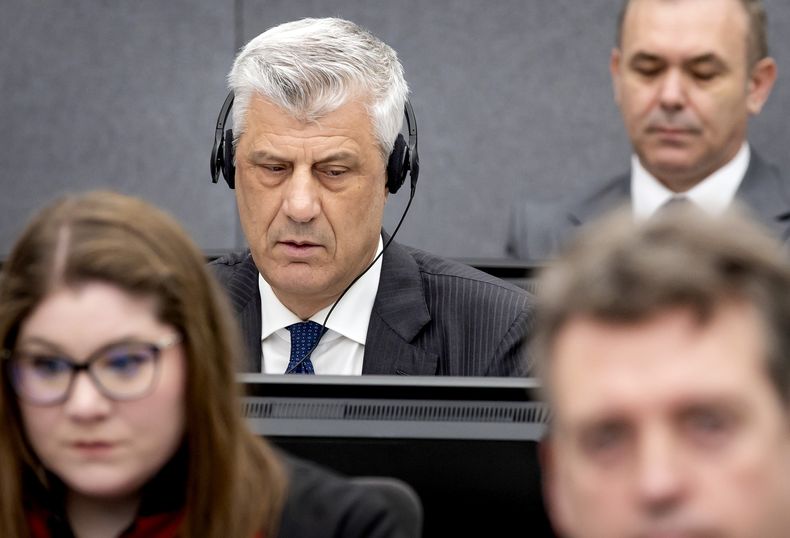 ARCHIVO - El expresidente de Kosovo Hashim Thaci, izquierda, se presenta ante el tribunal sobre Kosovo en La Haya, el 3 de abril de 2023. (Koen van Weel/Pool via AP, archivo)