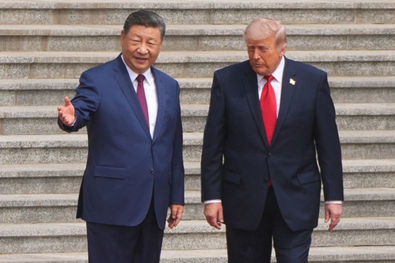 ARCHIVO – El presidente estadounidense Donald Trump participa en una ceremonia de bienvenida con el presidente chino Xi Jinping en el Gran Salón del Pueblo, el 14 de mayo de 2026, en Beijing. (AP Foto/Mark Schiefelbein, Archivo)