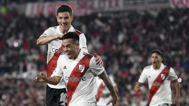 Ezequiel Barco (21), de River Plate, festeja tras marcar el tercer tanto de su equipo ante Estudiantes de la Plata, en un partido de liga disputado el sábado 15 de julio de 2023 (AP Foto/Gustavo Garello)