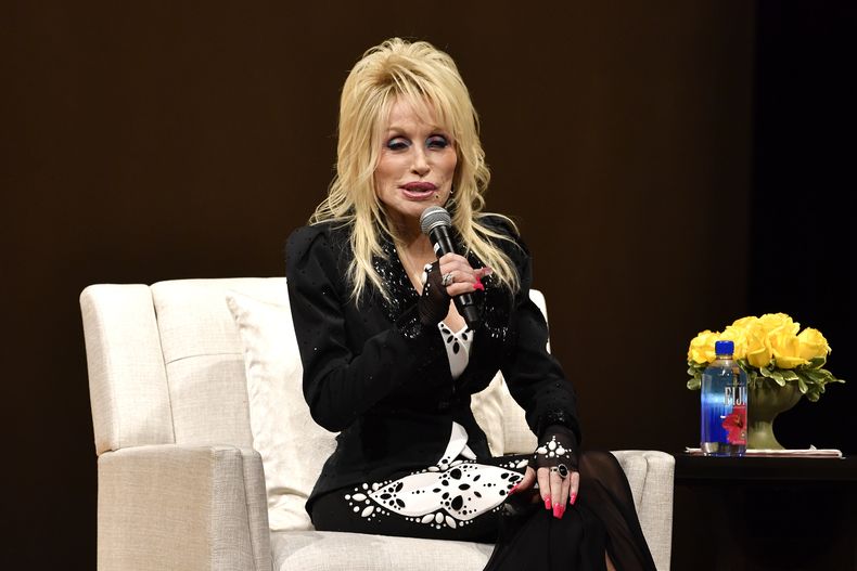 Dolly Parton habla ante una audiencia reunida para celebrar la expansión de su programa Imagination Library en Kentucky en el Lyric Theatre en Lexington, Kentucky, el martes 27 de agosto de 2024. La biblioteca ahora está disponible para los 120 condados de Kentucky y ofrece libros a niños de hasta 5 años libros gratis. (Foto AP/Timothy D. Easley)