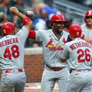 Jordan Walker (centro), de los Cardenales de San Luis, reacciona junto a Iván Herrera (48) y JJ Wetherholt (26) tras conectar un jonrón de tres carreras en la primera entrada de un partido de béisbol contra los Bravos de Atlanta, el jueves 2 de julio de 2026, en Atlanta. (Foto AP/Colin Hubbard)