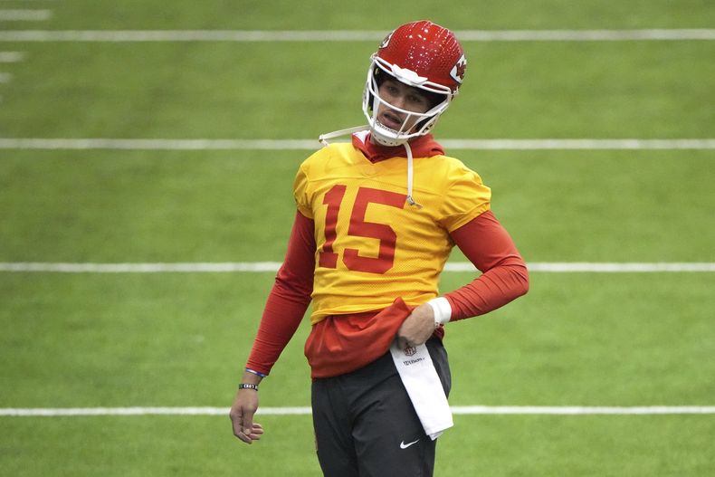 Patrick Mahomes, quarterback de los Chiefs de Kansas City, se ejercita en una práctica, el jueves 23 de enero de 2025 (AP Foto/Charlie Riedel)