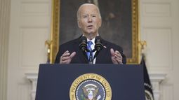 El presidente estadounidense Joe Biden habla sobre el paquete de ayuda a Ucrania e Israel por 95.000 millones de dólares que se debate en el Congreso, en la Sala del Comedor del Estado de la Casa Blanca, el martes 13 de febrero de 2024, en Washington. (AP Foto/Evan Vucci)