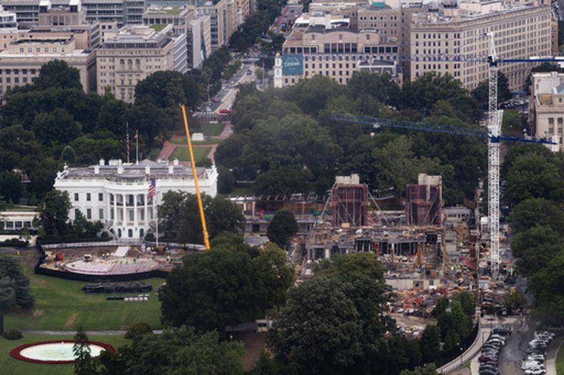 Continúan las obras en un helipuerto y el salón de baile en el Jardín Sur de la Casa Blanca, el miércoles 5 de agosto de 2026, en Washington. (AP Foto/Tierney L. Cross)