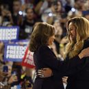 Beyonce, derecha, y la candidata presidencial demócrata Kamala Harris, izquierda, se abrazan en el escenario durante un mitin de campaña el viernes 25 de octubre de 2024 en Houston. (Foto AP/Annie Mulligan)
