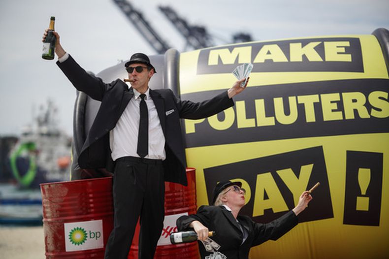 Manifestantes durante una campaña de Que los Contaminadores Paguen (Make Polluters Pay) en la que exigen que las compañías petroleras paguen para la transición energética, durante una conferencia sobre un distanciamiento de los combustibles fósiles, el lunes 7 de abril de 2026, en Santa Marta, Colombia. (AP Foto/Ivan Valencia)