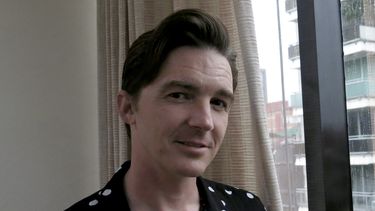 El cantautor estadounidense Drake Bell posa para un retrato durante una entrevista en la Ciudad de México el 27 de julio de 2023. (Foto AP/Berenice Bautista)