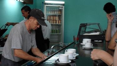 americateve | El disfrute de un refrescante jugo natural o de una sabrosa croqueta puede malograrse si durante la manipulación del producto no se mantiene una buena higiene.