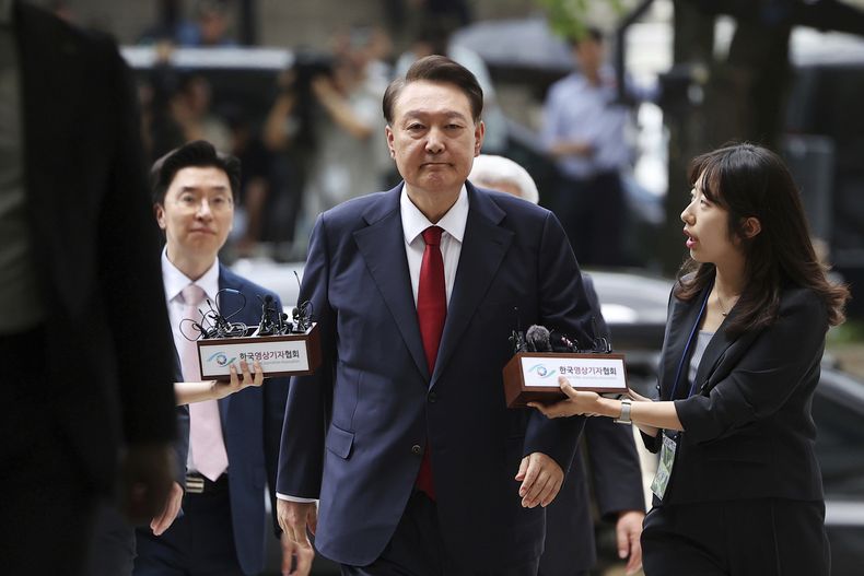 ARCHIVO - El expresidente surcoreano Yoon Suk Yeol, centro, llega a un tribunal para asistir a una audiencia de revisión de su orden de arresto solicitada por fiscales especiales en Seúl, Corea del Sur, el 9 de julio de 2025. (Kim Hong-Ji/Pool Photo vía AP, archivo)
