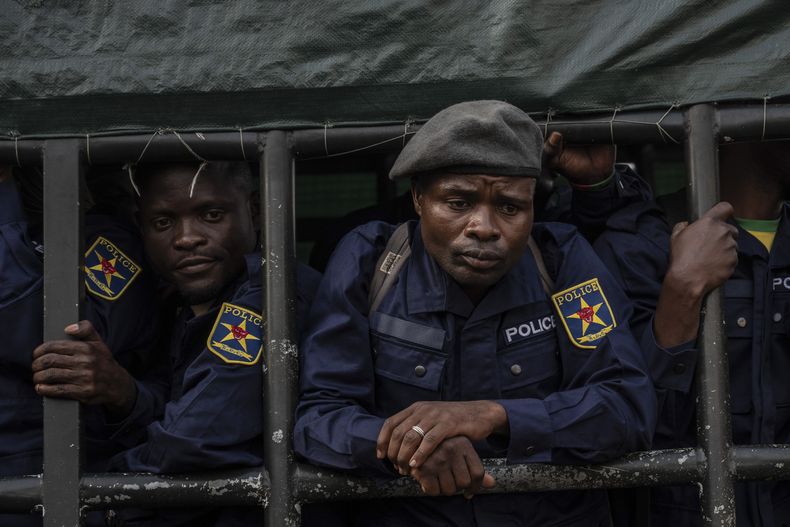 Ex miembros de las Fuerzas Armadas de la República Democrática del Congo (FARDC) y policías que supuestamente se entregaron a rebeldes del M23 llegan a Goma, República Democrática del Congo, el 23 de febrero del 2025. (AP foto/Moses Sawasawa)