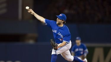 americateve | El pitcher de los Azulejos de Toronto, R.A. Dickey, lanza contra los Yanquis de Nueva York el s&aacute;bado,  5 de abril de 2014, en Toronto. (AP Photo/The Canadian Press, Peter Power)