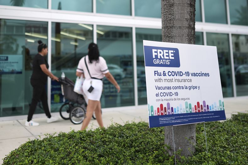 Anuncio de vacunas afuera de una farmacia en Miami, el jueves 4 de septiembre de 2025. (AP Foto/Rebecca Blackwell)