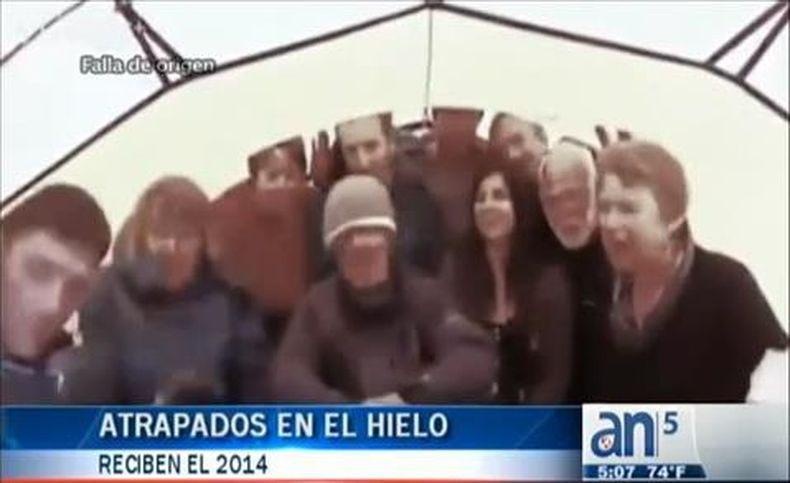 Los tripulantes de una embarcación atrapada en el hielo antártico no pierden su buen humor en esta despedida de año.