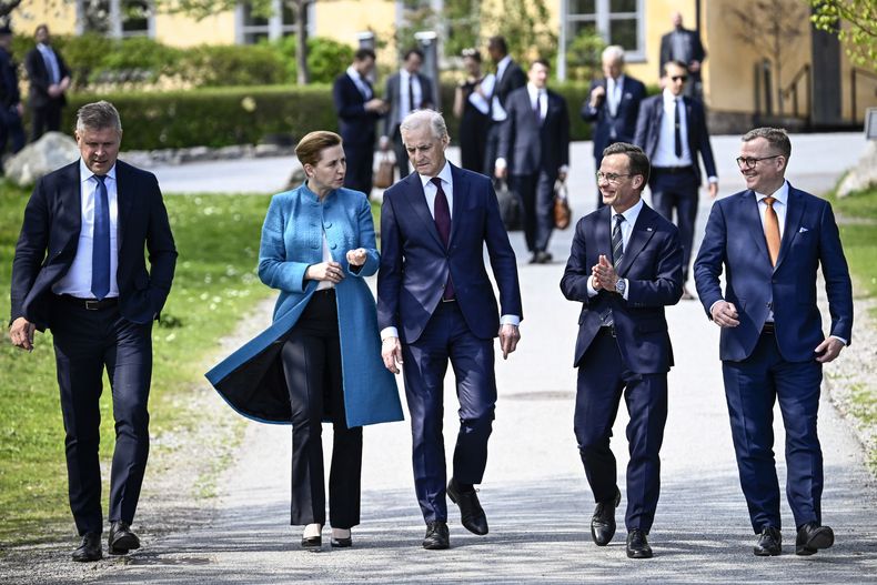 El primer ministro de Suecia Ulf Kristersson (segundo desde la derecha), con los primeros ministros de los países nórdicos. De izq a der: Bjarni Benediktsson de Islandia, Mette Frederiksen de Dinamarca, Jonas Gahr Støre de Noruega y Petteri Orpo de Finlandia, en Estocolmo, Suecia, el 13 de mayo de 2024. (Pontus Lundahl/TT News Agency via AP)