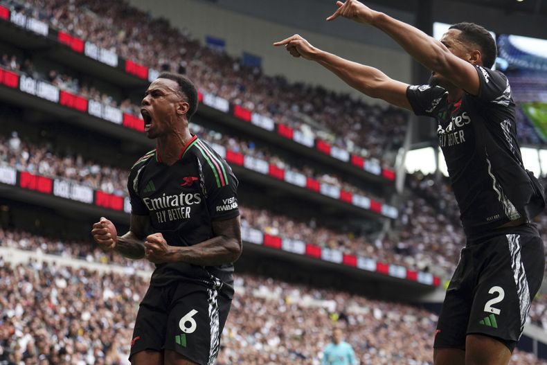 Gabriel Magalhaes (izquierda) celebra tras marcar el gol en la victoria 1-0 ante Tottenham en la Liga Premier, el domingo 15 de septiembre de 2024. (John Walton/PA vía AP)