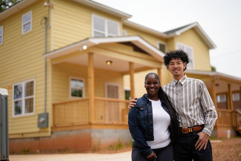 Phileena Daniel y Oswaldo Herrera, propietarios de una vivienda, posan para una foto en Langston Park, el 13 de abril de 2026, en Atlanta. (AP Foto/Mike Stewart)
