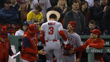 Ward y Walsh pegan jonrones en la 10ma; Angelinos ganan