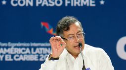 El presidente colombiano Gustavo Petro habla durante un foro económico organizado por el Banco de Desarrollo de América Latina y el Caribe (CAF) en la Ciudad de Panamá, el miércoles 28 de enero de 2026. (AP Foto/Matías Delacroix)