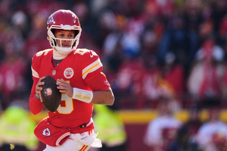 ARCHIVO -- Patrick Mahomes, de los Chiefs de Kansas City, se prepra para enviar un pase durante el partido del 14 de diciembre de 2025 ante los Chargers de Los Ángeles (AP Foto/Charlie Riedel, archivo)