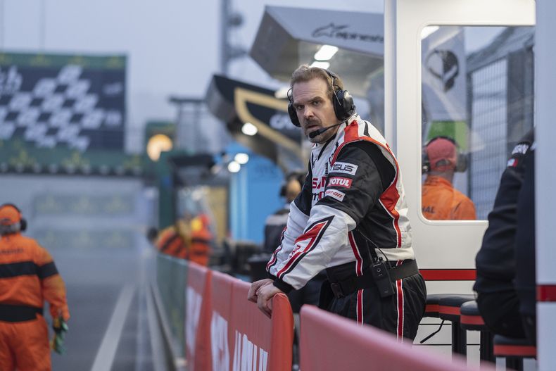 En esta imagen proporcionada por Sony Pictures, David Harbour en una escena de Gran Turismo. (Gordon Timpen/Sony Pictures vía AP)