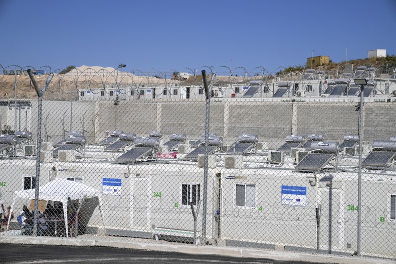 ARCHIVO - Un centro para migrantes y refugiados en el pueblo de Zervou, en la isla griega de Samos, en el Egeo oriental, el 1 de octubre de 2021. (AP foto/Thanassis Stavrakis, archivo)