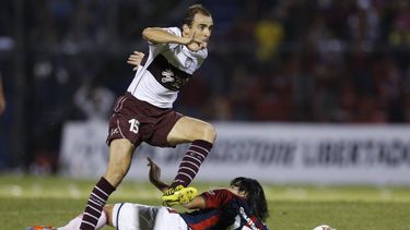 americateve | Fidencio Oviedo, de Cerro Porte&ntilde;o de Paraguay, elude a Leandro Somoza, de Lan&uacute;s de Argentina, durante un partido correspondiente a la fase de grupos de la Copa Libertadores, el mi&eacute;rcoles 26 de febrero de 2014, en Asunci&oacute;n (AP F