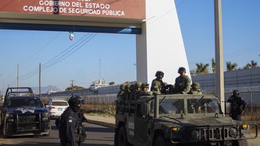 ARCHIVO - Agentes de la policía y soldados vigilan la ciudad de Culiacán, en el estado de Sonora, México, el 6 de enero de 2023, un día después de que el gobierno detuvo a Ovidio Guzmán, hijo del capo mexicano Joaquín El Chapo Guzmán, lo que desató enfrentamientos mortales entre el ejército y presuntos miembros del Cártel de Sinaloa. (AP Foto/Martin Urista, archivo)