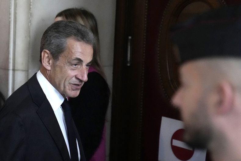 En esta imagen de archivo, el expresidente de Francia Nicolas Sarkozy, llega a un tribunal para una vista de apelación sobre un supuesto intento de soborno a un magistrado a cambio de información sobre un caso legal en el que estaba implicado, el 5 de diciembre de 2022, en París. (AP Foto/Francois Mori, archivo)