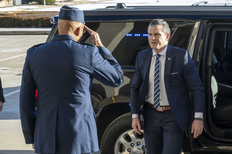 El jefe del Estado Mayor Conjunto, el general Charles Q. Brown Jr., recibe al secretario de Defensa, Pete Hegseth, a su llegada al Pentágono, el lunes 27 de enero de 2025 en Washington. (AP Foto/Kevin Wolf)