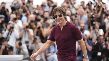 Tom Cruise posa para la prensa durante la sesión de fotos de la película “Mission: Impossible — Final Reckoning” en el 78º Festival Internacional de Cine, en Cannes, Francia, el miércoles 14 de mayo de 2025. (Foto de Scott A Garfitt/Invision/AP)
