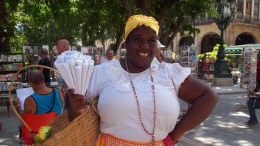 Vendedora de maní en La Habana Vieja.