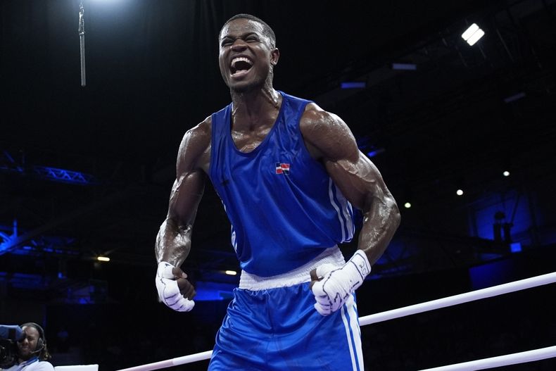 El dominicano Cristian Pinales celebra su triunfo en su combate de octavos de final ante el chino Tuohetaerbieke Tanglatihan en la categoría de los 80 kilogramos, el martes 30 de julio de 2024, en Villepinte, Francia. (AP Foto/John Locher)