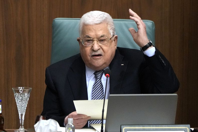 ARCHIVO – El presidente palestino Mahmoud Abbas habla en una conferencia en las oficinas de la Liga Árabe en El Cairo, el 12 de febrero de 2023. (AP Foto/Amr Nabil, Archivo)