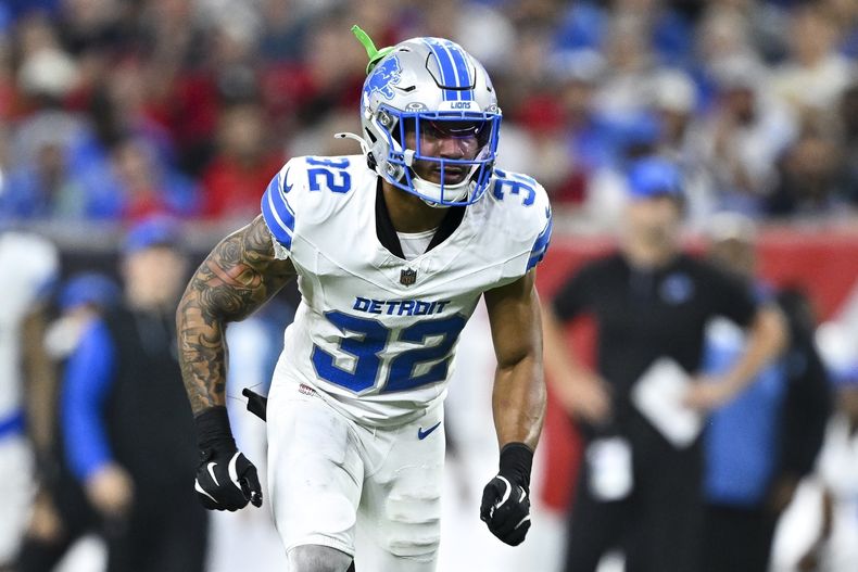 ARCHIVO Brian Branch, safety de los Lions de Detroit, realiza una cobertura en el partido del domingo 10 de noviembre de 2024, ante los Texans de Houston (AP Foto/Maria Lysaker, archivo)