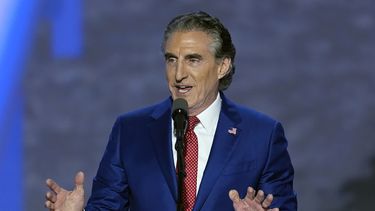ARCHIVO - El republicano Doug Burgum, gobernador de Dakota del Norte, habla en la Convención Nacional Republicana el miércoles 17 de julio de 2024, en Milwaukee. (AP Foto/J. Scott Applewhite, archivo)