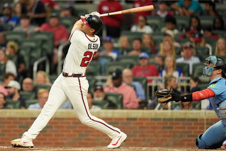 Matt Olson de los Bravos de Atlanta batea un cuadrangular en la sexta entrada ante los Azulejos de Toronto el martes 2 de junio del 2026. (AP Foto/Mike Stewart)