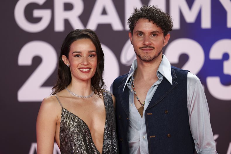 ARCHIVO - Monsieur Periné llega a la 24a entrega anual del Latin Grammy en Sevilla, España, el 16 de noviembre de 2023. Monsieur Periné tiene un álbum titulado Bolero Apocalíptico, inspirado en el bolero. El género musical fue inscrito en la Lista Representativa del Patrimonio Cultural Inmaterial de la Unesco gracias a una iniciativa impulsada por México y Cuba, el 5 de diciembre de 2023. (Foto Vianney Le Caer/Invision/AP, archivo)