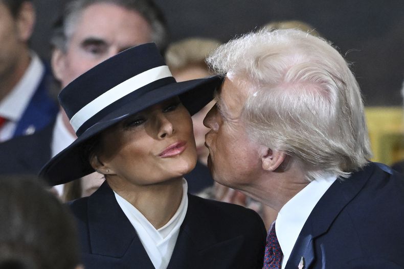 El presidente electo Donald Trump besa a Melania Trump antes de la 60ª toma de posesión presidencial en la Rotonda del Capitolio de los Estados Unidos en Washington, el lunes 20 de enero de 2025. (Saul Loeb/Pool photo via AP)