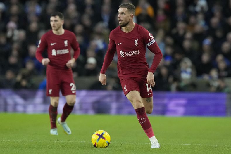 ARCHIVO - Jordan Henderson de Liverpool avanza con el balón en el partido contra Brighton en la Liga Premier, el 14 de enero de 2023. (AP Foto/Frank Augstein)